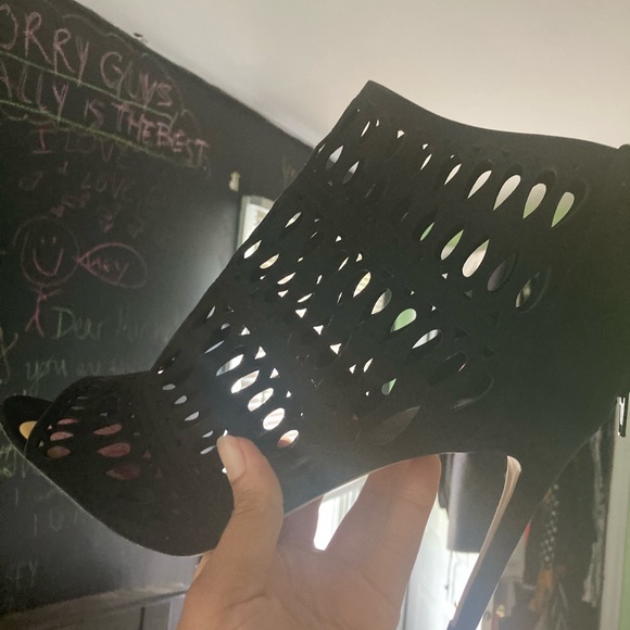 Great condition; almost new ALDO booties - Picture 3 of 3